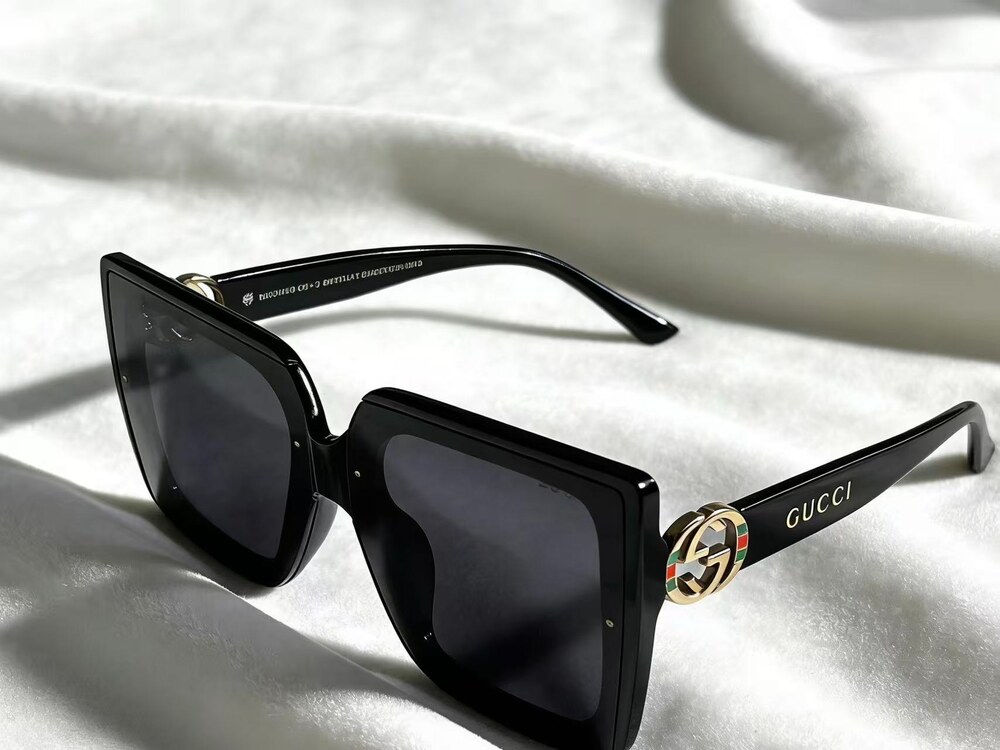 Gucci Oversized Square Black Sunglasses - Picture 2 of 4